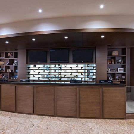 Four Points By Sheraton Galerias Monterrey Luaran gambar The reception desk at the library