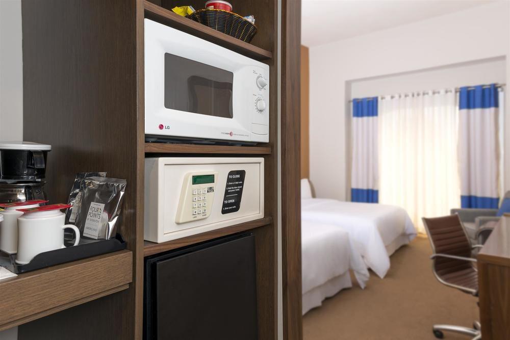 Four Points By Sheraton Galerias Monterrey Luaran gambar A safe in a hotel room