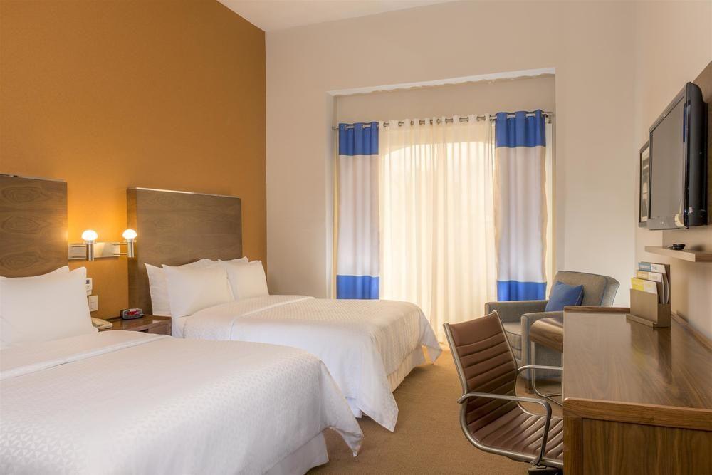 Four Points By Sheraton Galerias Monterrey Luaran gambar A typical room at the hotel