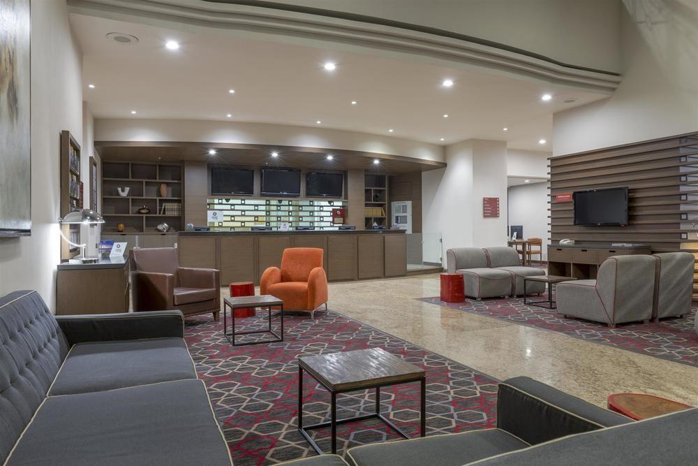 Four Points By Sheraton Galerias Monterrey Luaran gambar The lounge at the airport