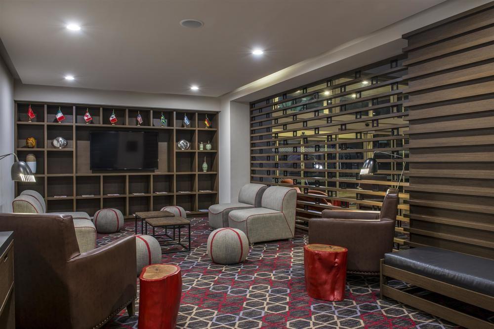 Four Points By Sheraton Galerias Monterrey Luaran gambar The lounge at the airport