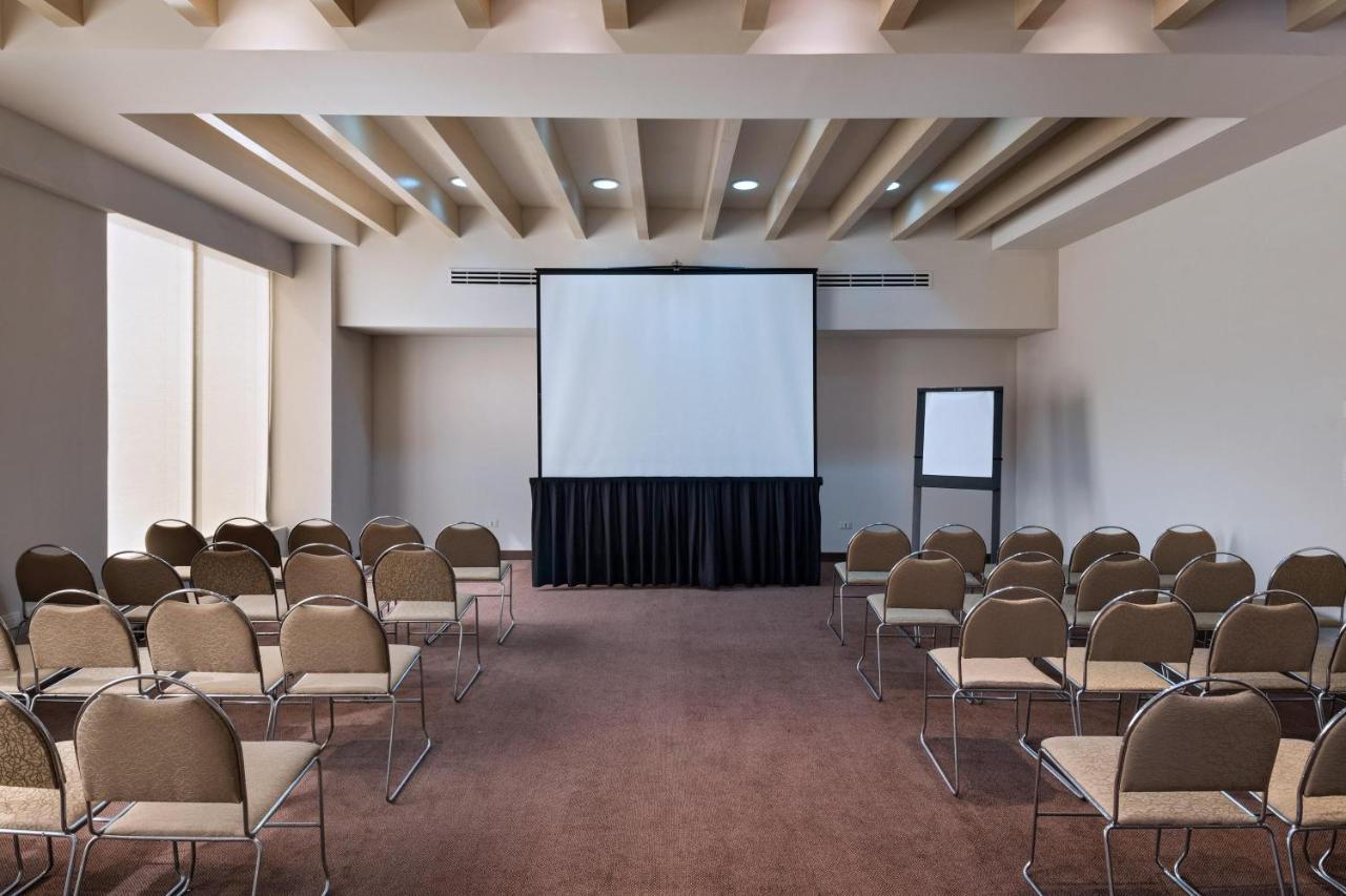 Four Points By Sheraton Galerias Monterrey Luaran gambar A typical conference room