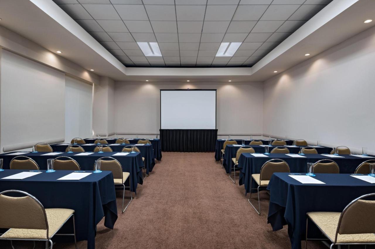 Four Points By Sheraton Galerias Monterrey Luaran gambar A typical conference room