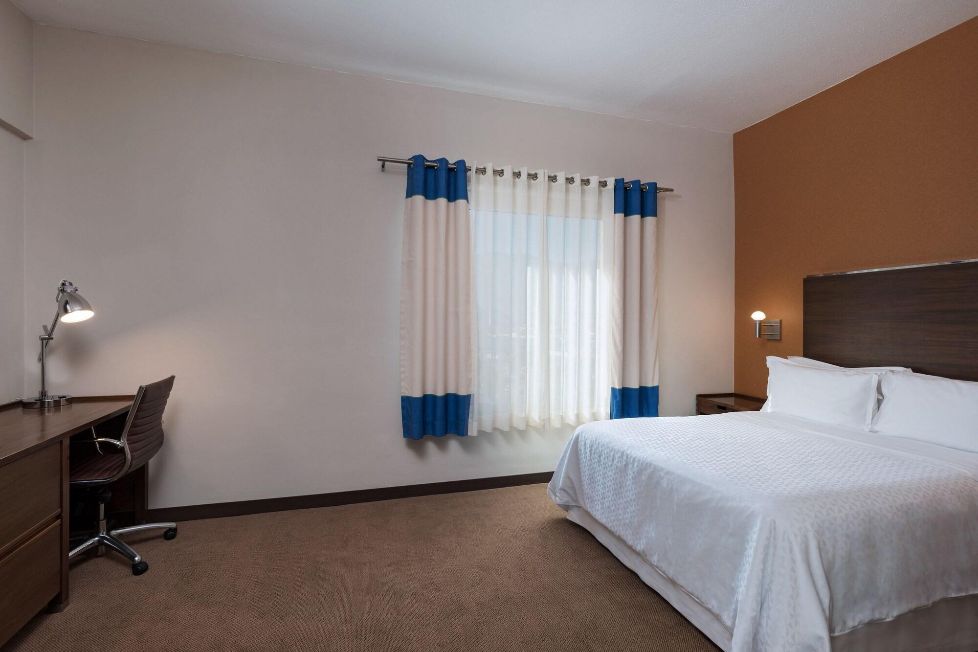 Four Points By Sheraton Galerias Monterrey Luaran gambar A typical bedroom in a typical extended stay hotel