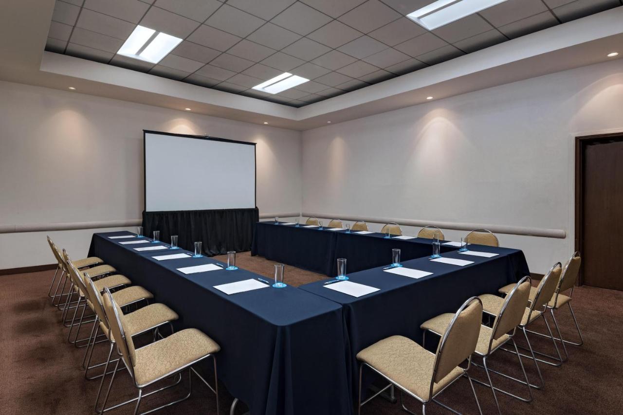 Four Points By Sheraton Galerias Monterrey Luaran gambar A meeting room