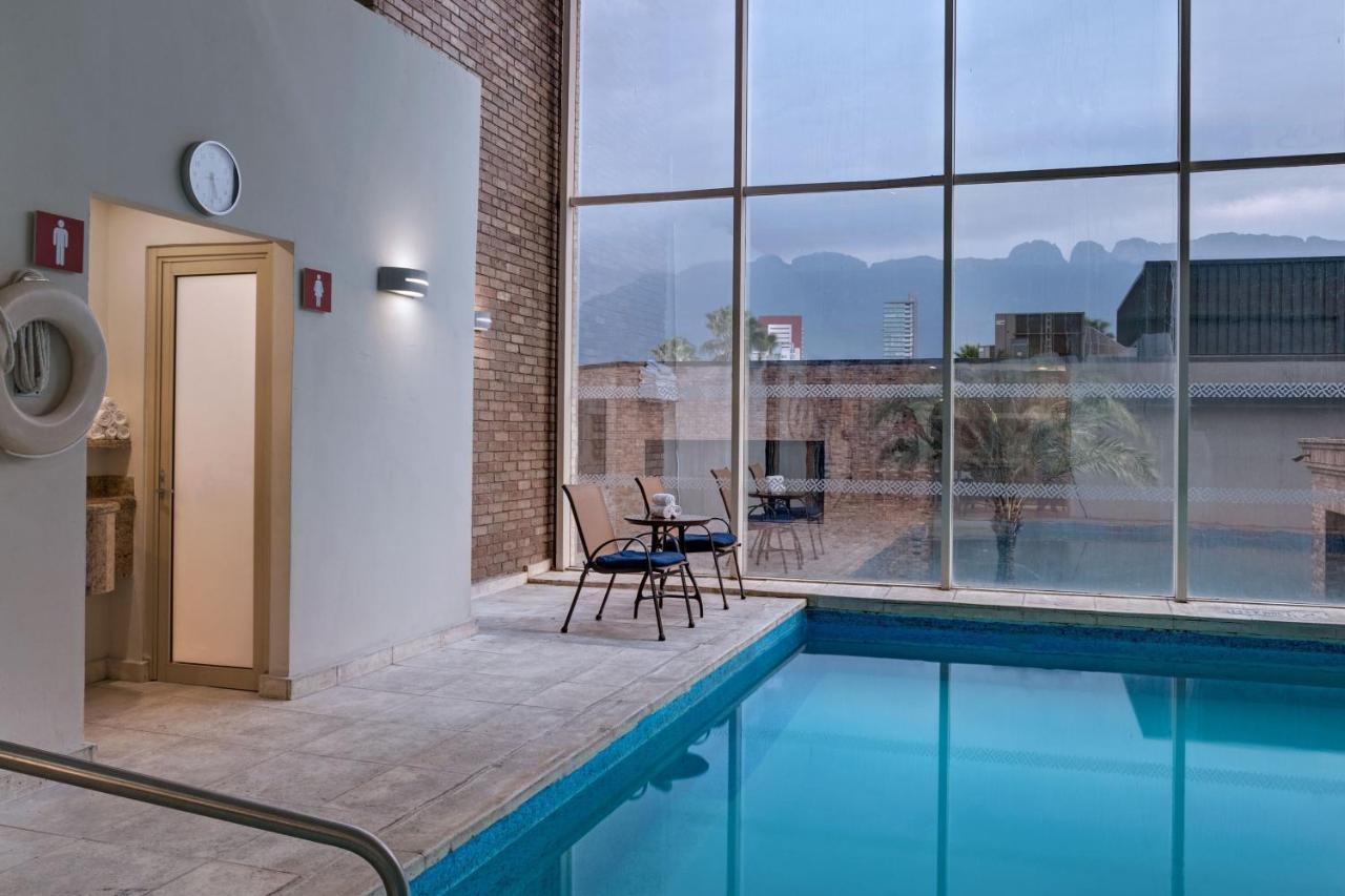 Four Points By Sheraton Galerias Monterrey Luaran gambar The swimming pool at the hotel