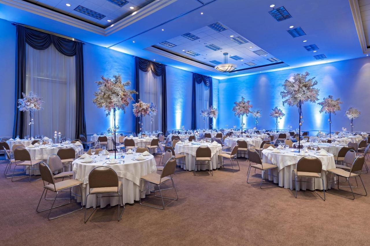 Four Points By Sheraton Galerias Monterrey Luaran gambar The ballroom at the Royal Garden Hotel