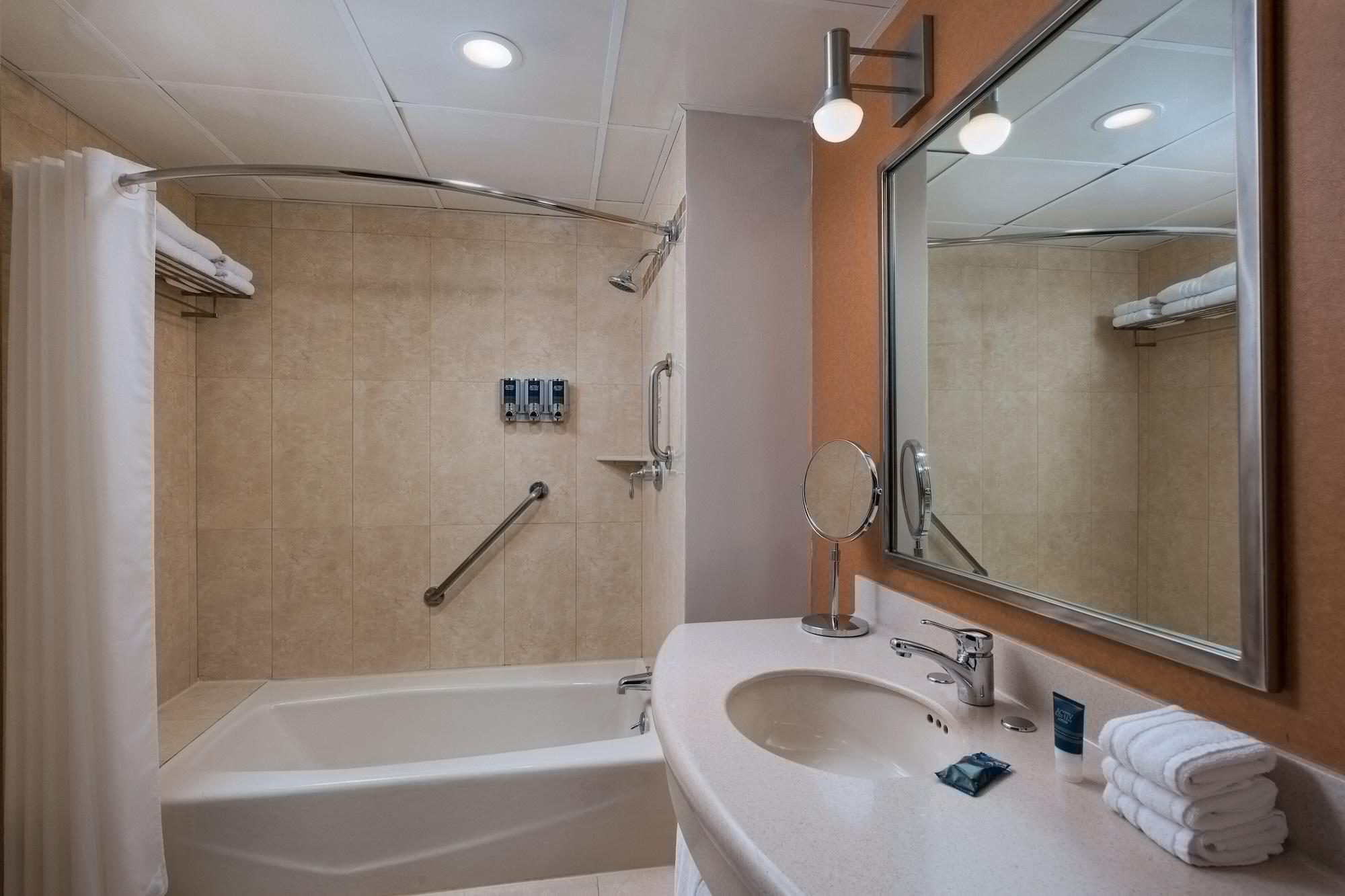 Four Points By Sheraton Galerias Monterrey Luaran gambar A bathroom in a hotel