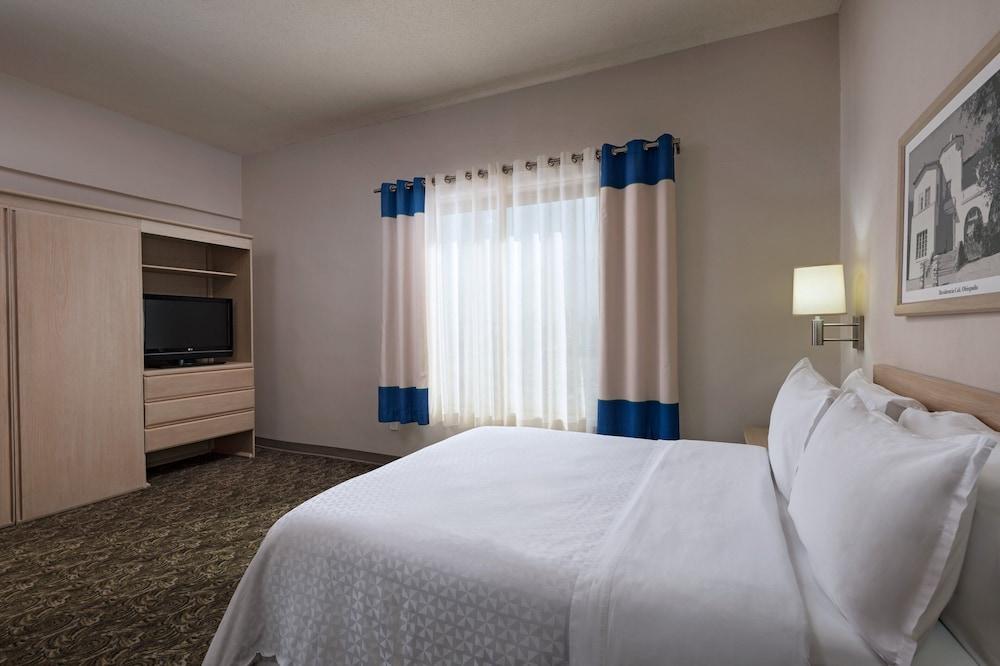 Four Points By Sheraton Galerias Monterrey Luaran gambar A bedroom at the Hilton Garden Inn in San Francisco