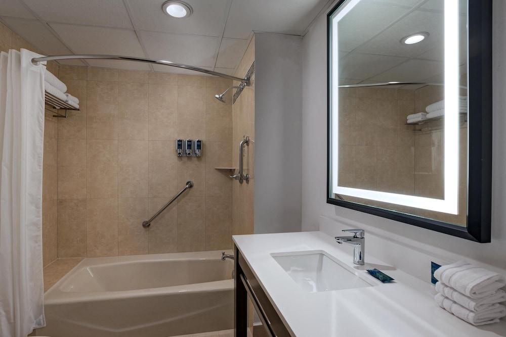 Four Points By Sheraton Galerias Monterrey Luaran gambar Bathroom
