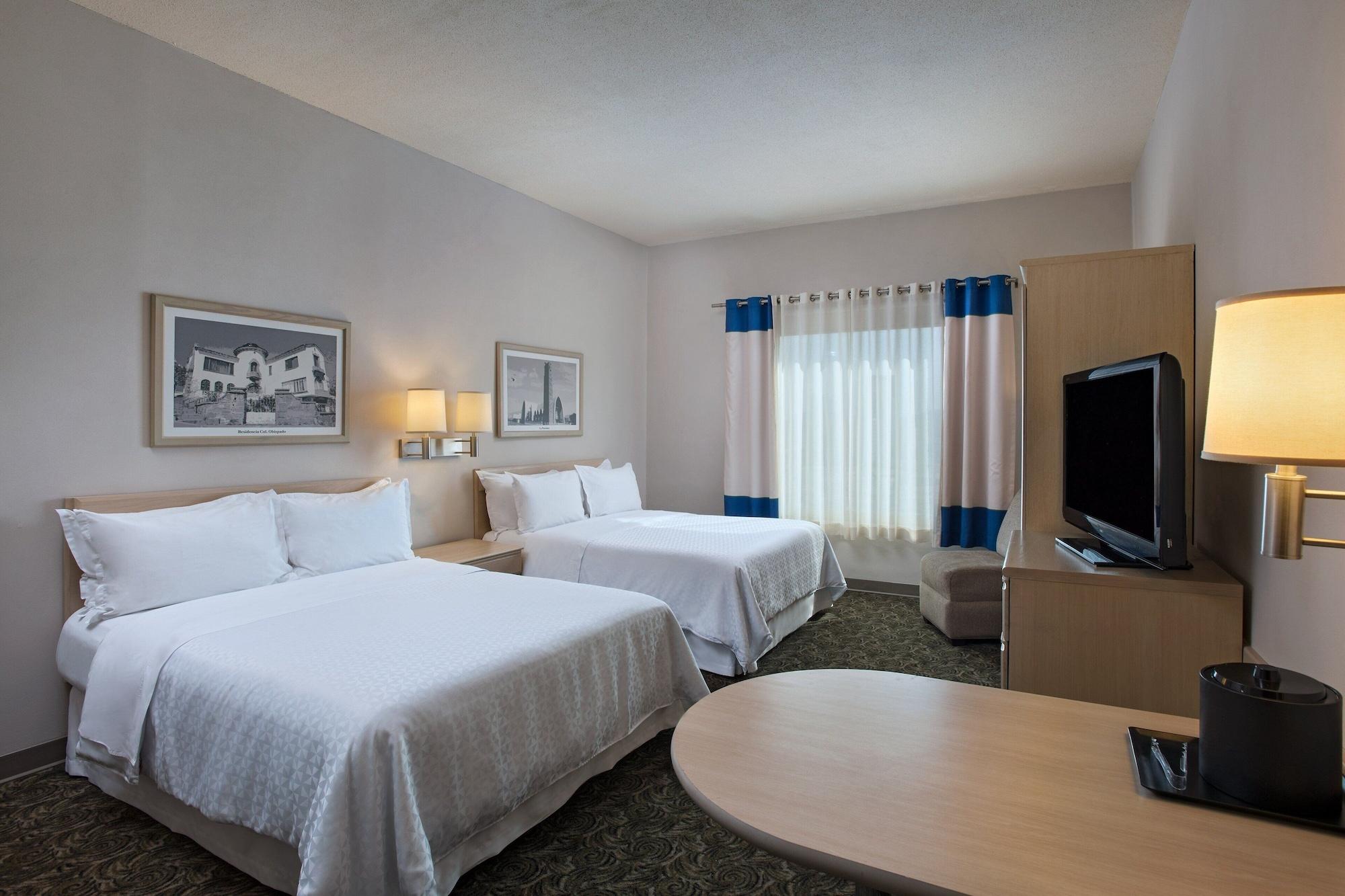 Four Points By Sheraton Galerias Monterrey Luaran gambar A typical guest room at the Hilton Garden Inn