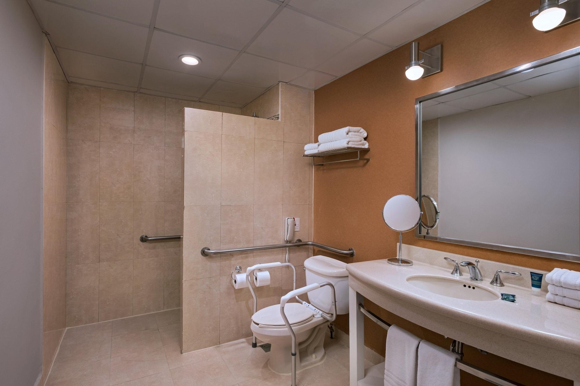 Four Points By Sheraton Galerias Monterrey Luaran gambar A bathroom in a hotel