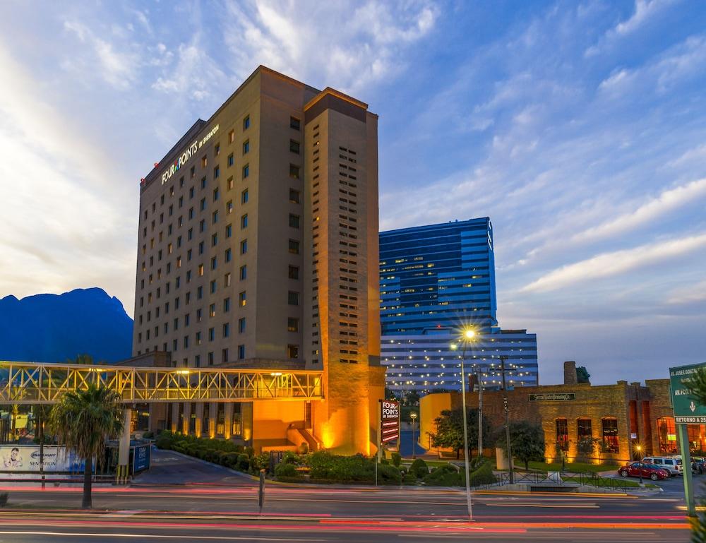 Four Points By Sheraton Galerias Monterrey Luaran gambar The hotel at dusk