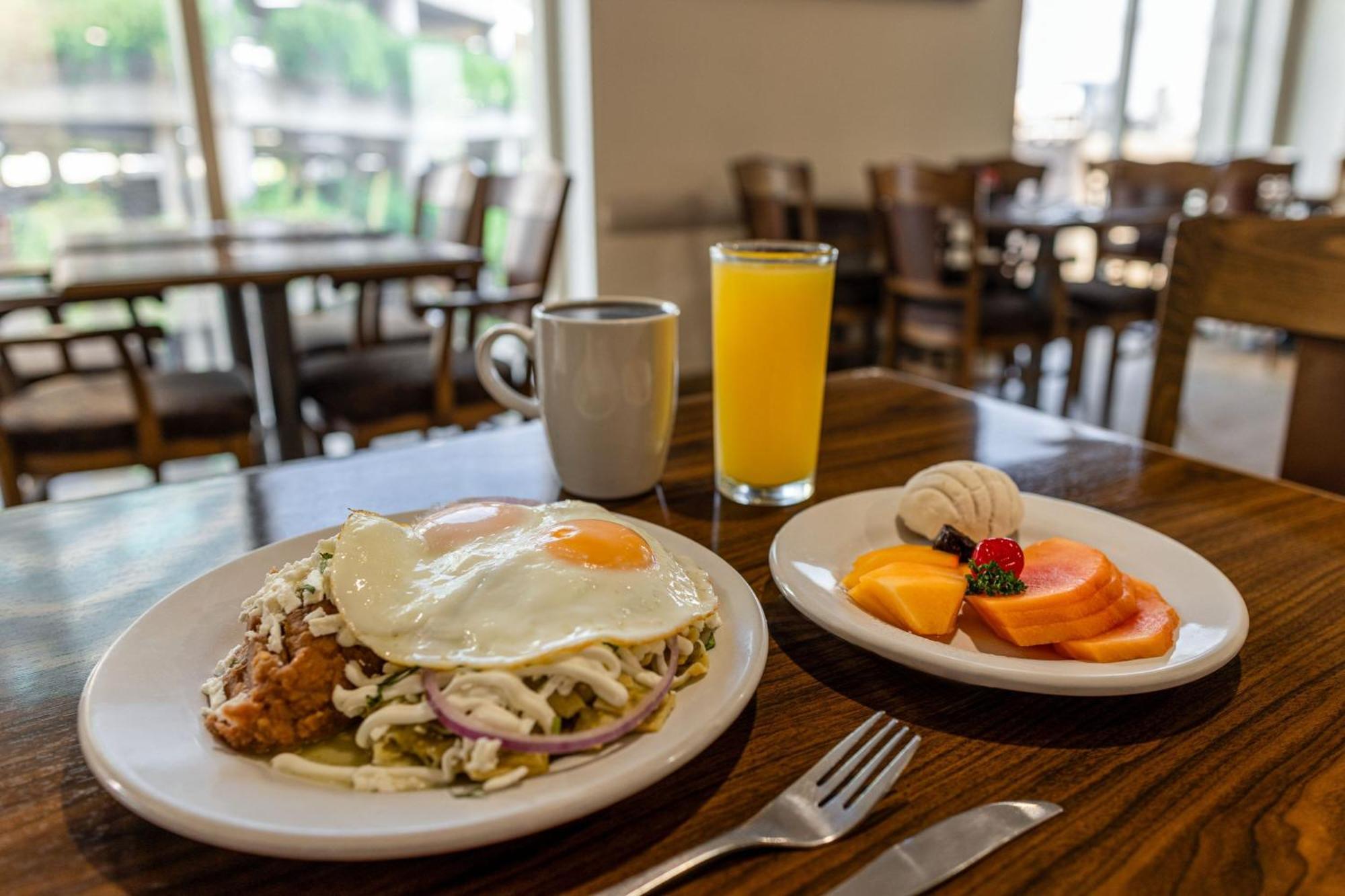 Four Points By Sheraton Galerias Monterrey Luaran gambar Breakfast at the Hotel