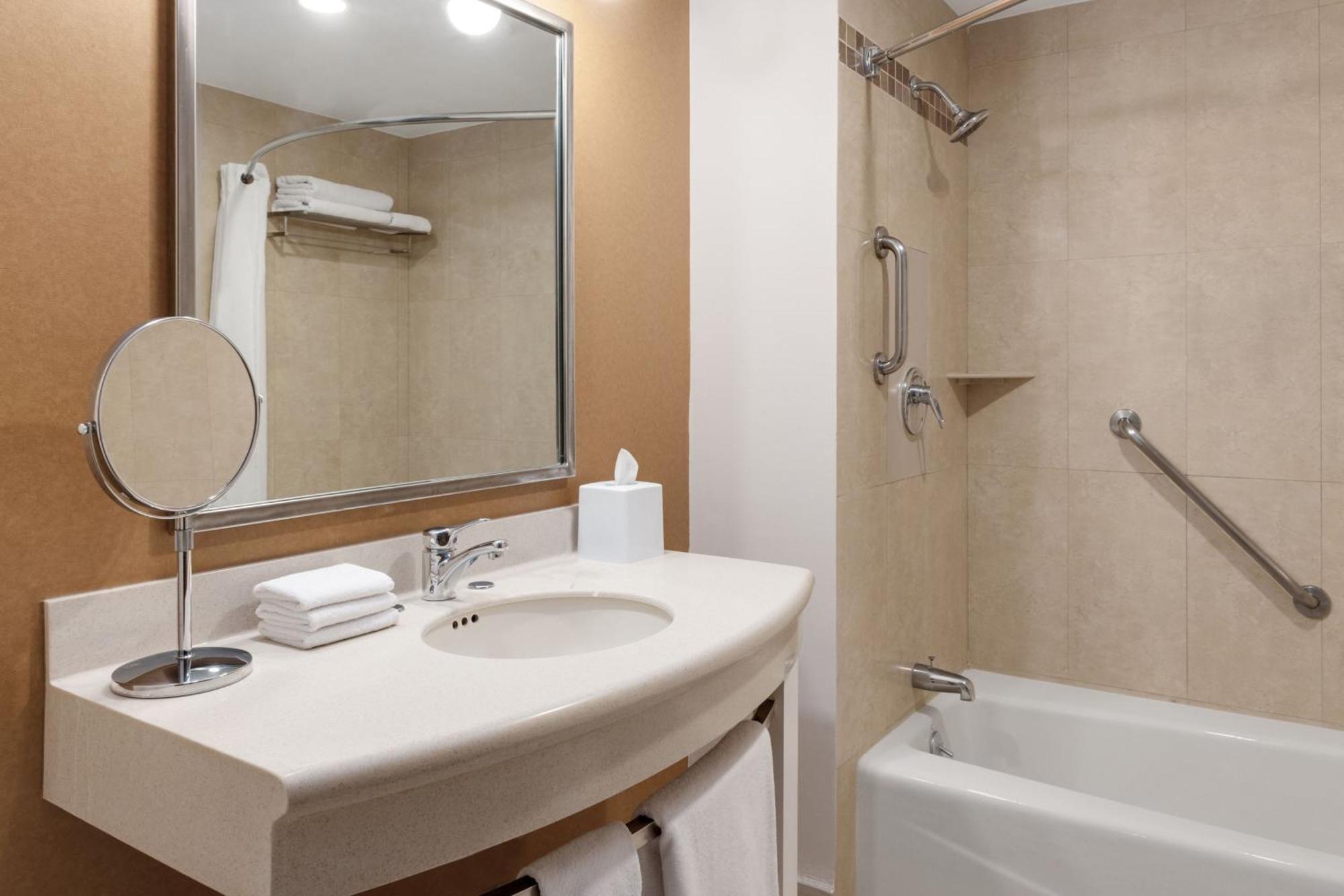 Four Points By Sheraton Galerias Monterrey Luaran gambar Bathroom
