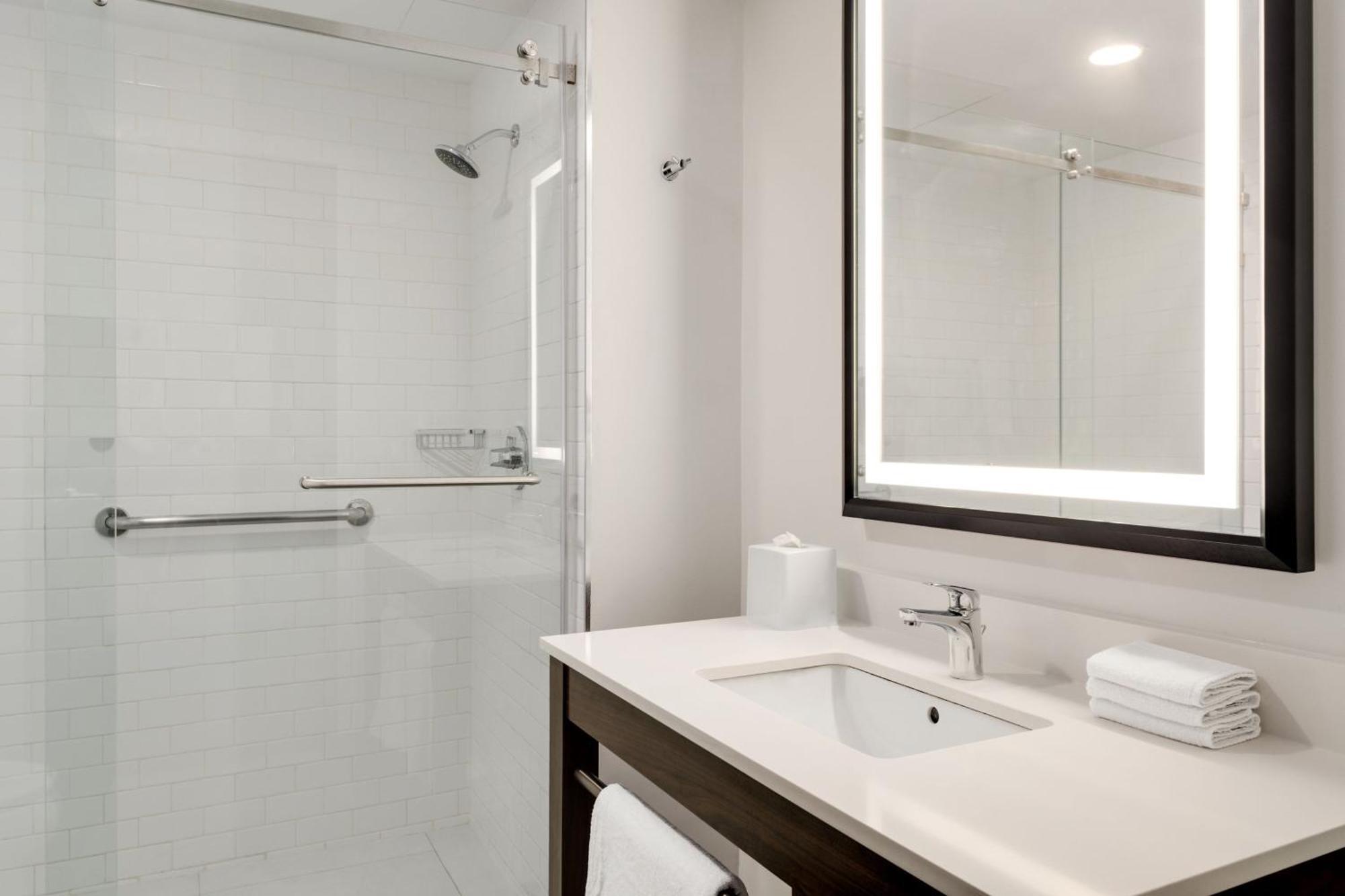 Four Points By Sheraton Galerias Monterrey Luaran gambar A bathroom in a Hilton Garden Inn