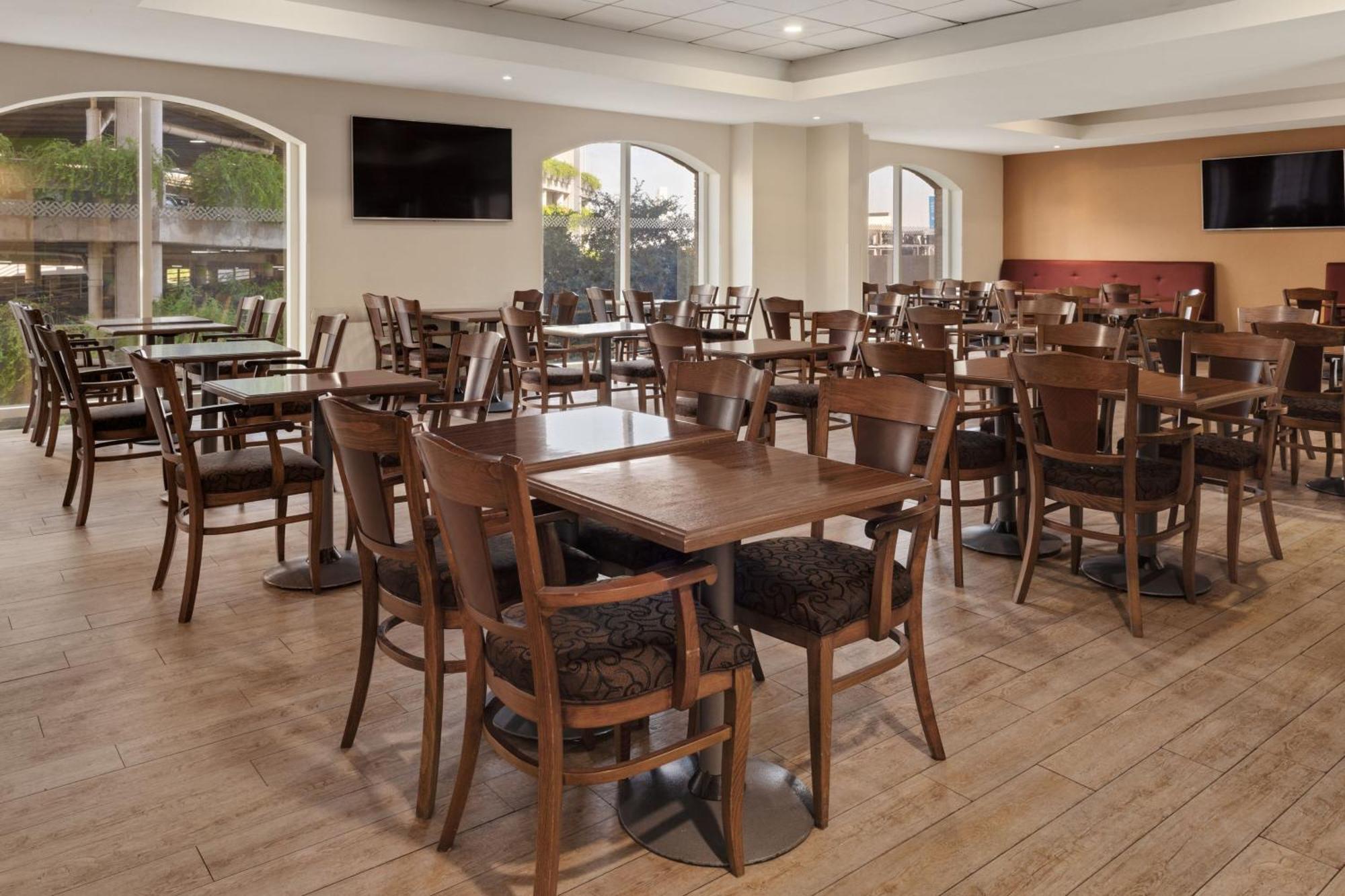 Four Points By Sheraton Galerias Monterrey Luaran gambar The dining room at the hotel