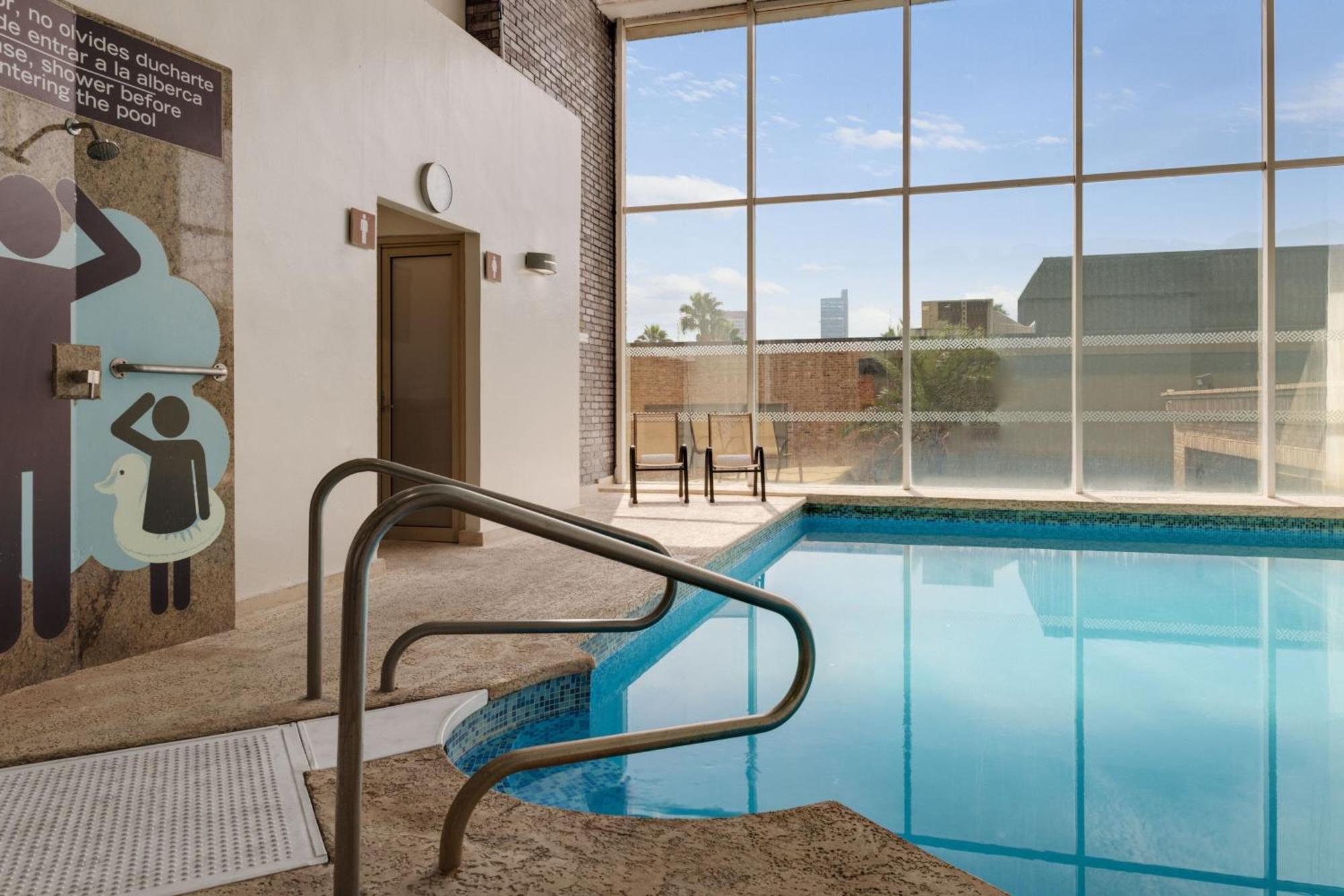 Four Points By Sheraton Galerias Monterrey Luaran gambar The pool at the hotel