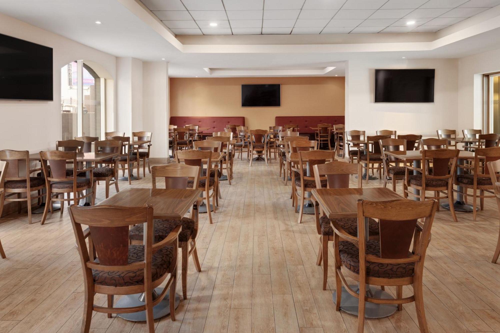 Four Points By Sheraton Galerias Monterrey Luaran gambar The dining room at the 2012 Olympic Village