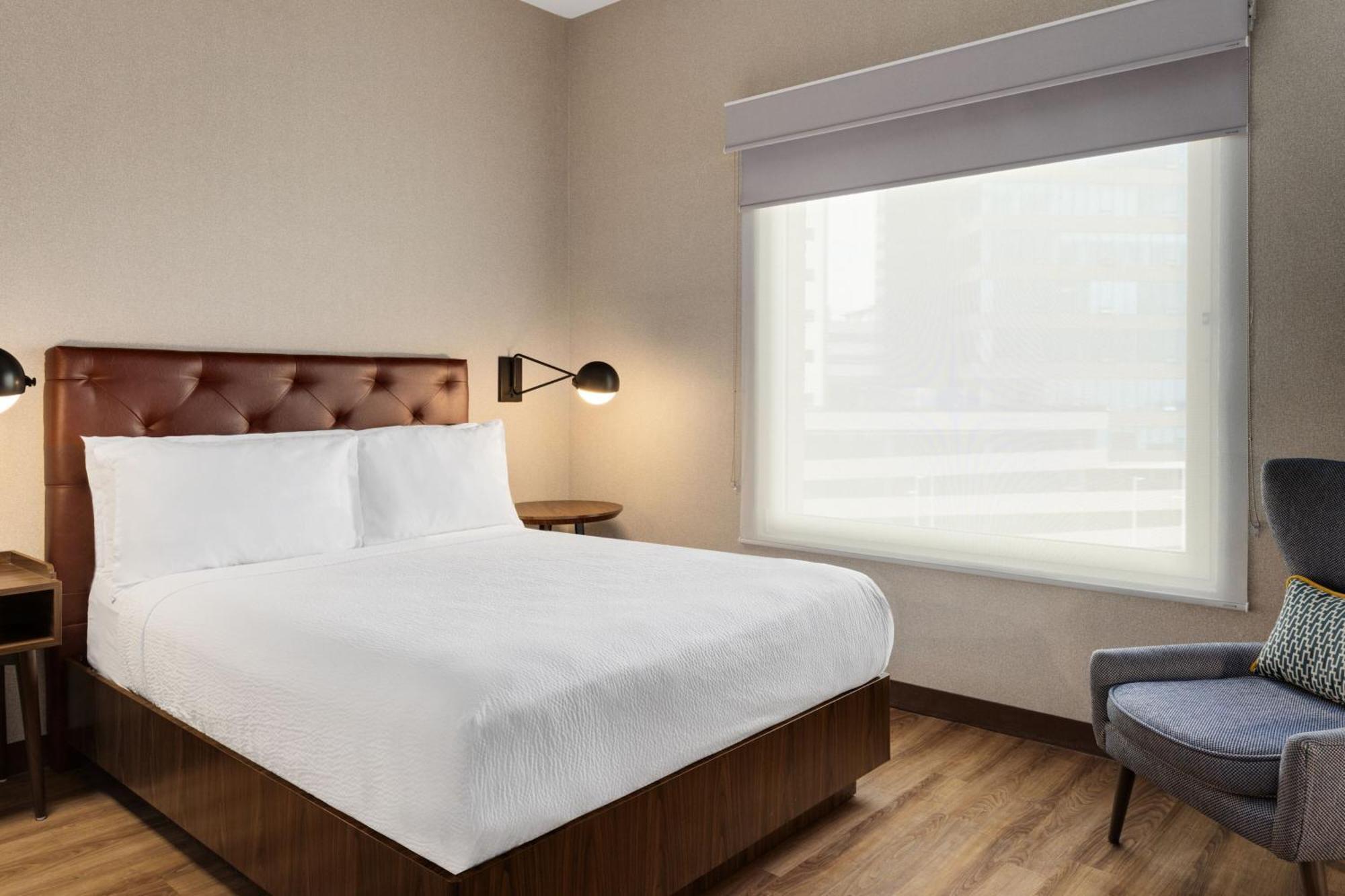 Four Points By Sheraton Galerias Monterrey Luaran gambar A bedroom at the Hotel Commonwealth