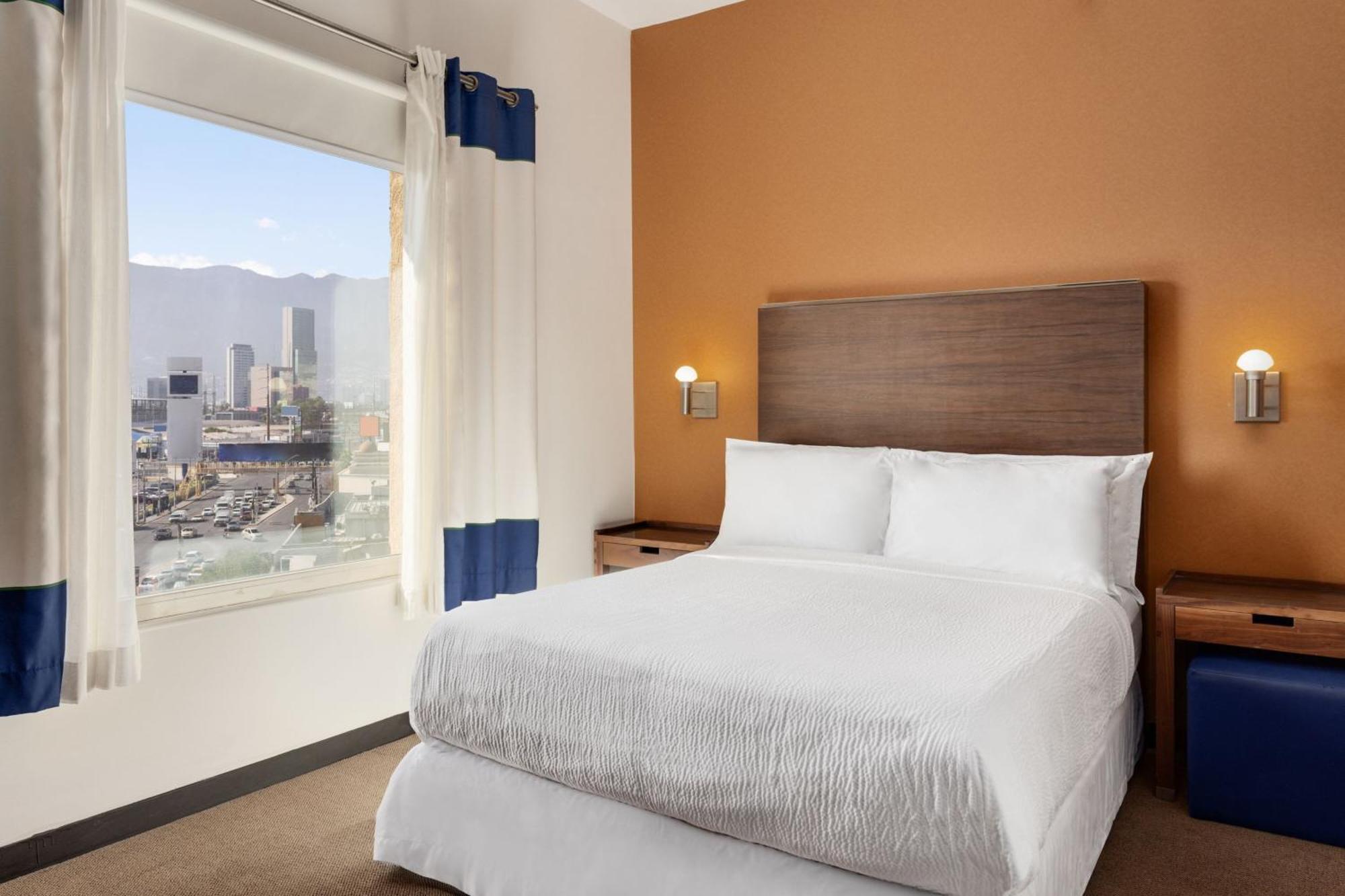 Four Points By Sheraton Galerias Monterrey Luaran gambar A typical bedroom in a Residence Inn