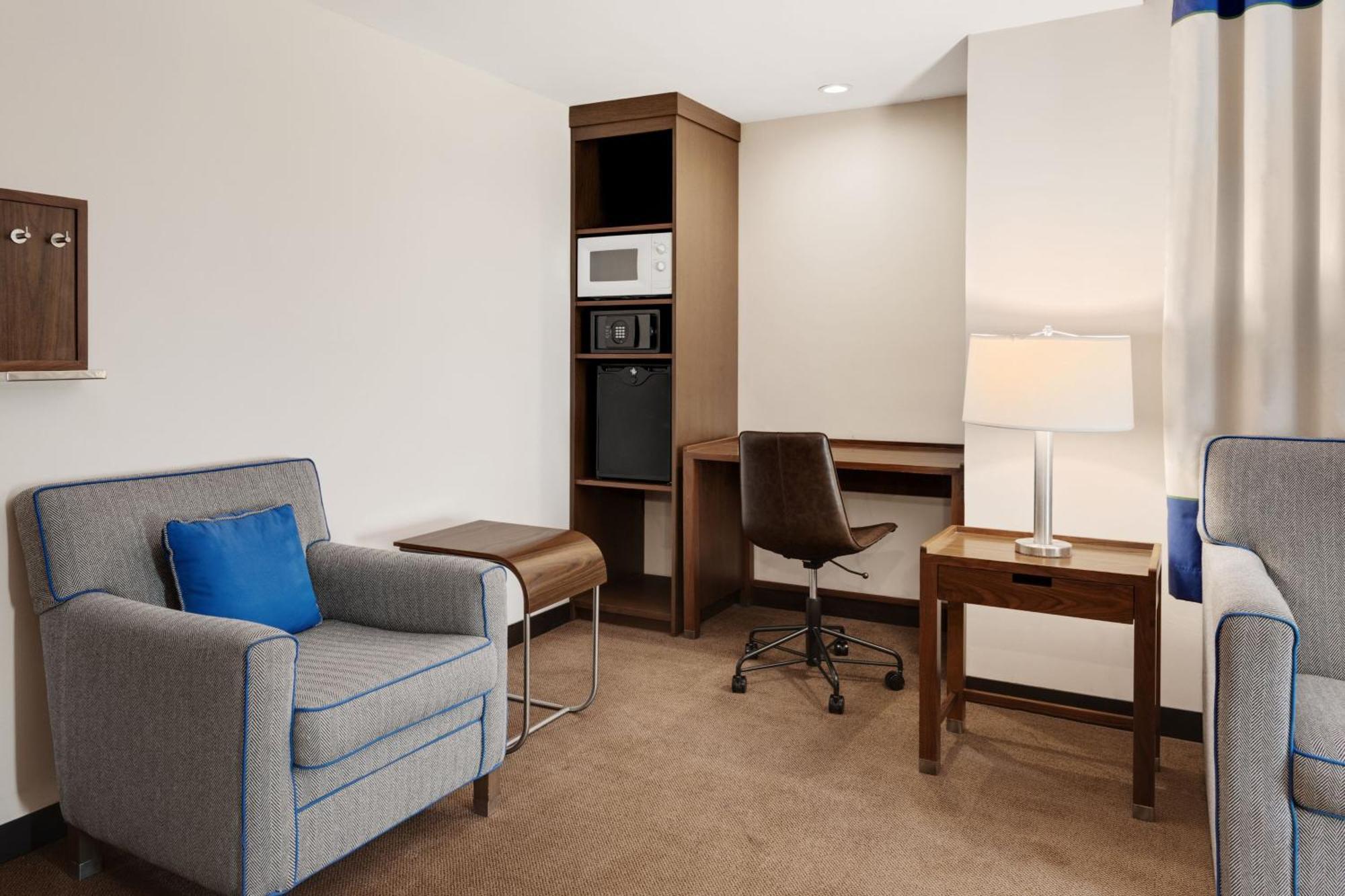 Four Points By Sheraton Galerias Monterrey Luaran gambar Living area