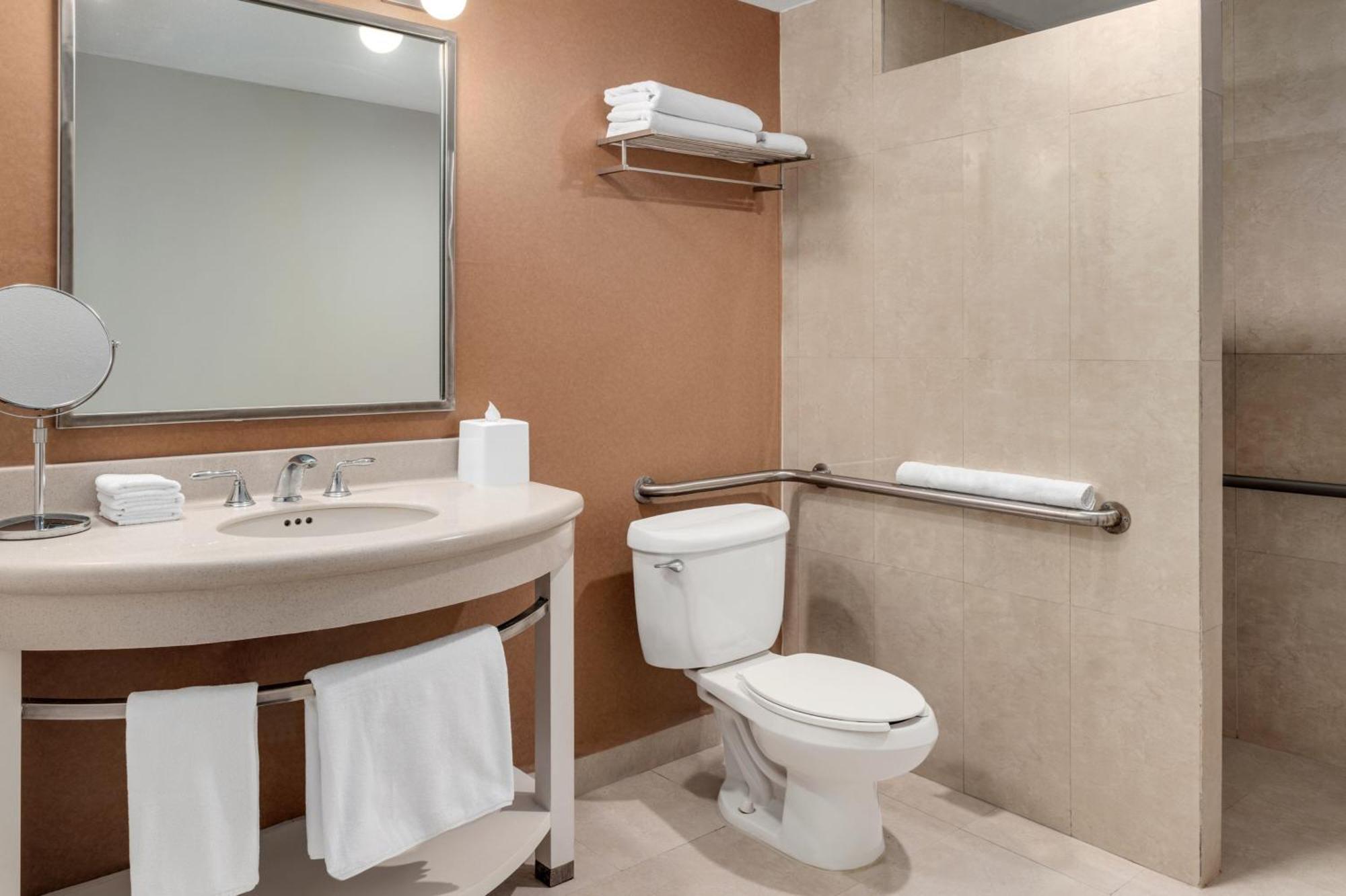 Four Points By Sheraton Galerias Monterrey Luaran gambar A bathroom in a hotel