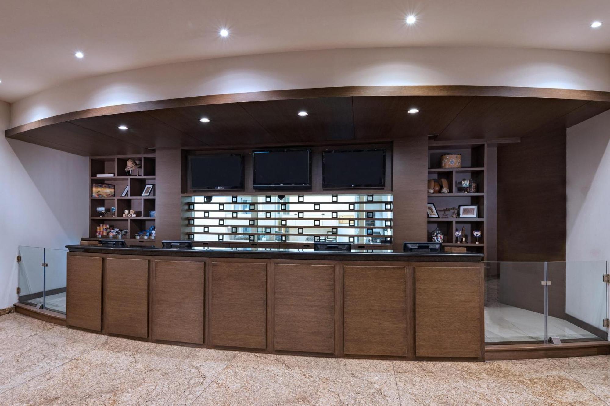 Four Points By Sheraton Galerias Monterrey Luaran gambar The reception desk at the library