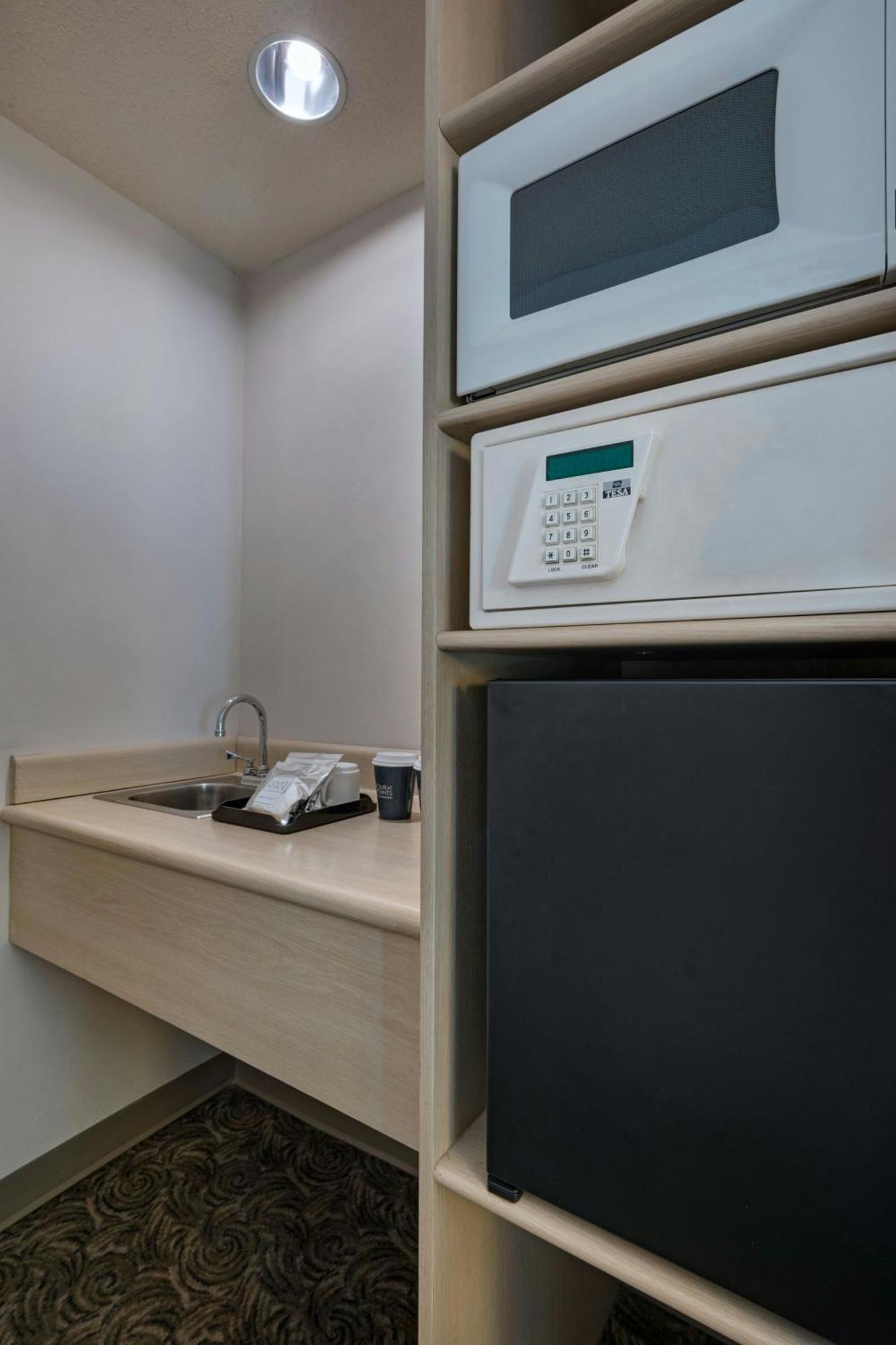 Four Points By Sheraton Galerias Monterrey Luaran gambar A safe in a hotel room