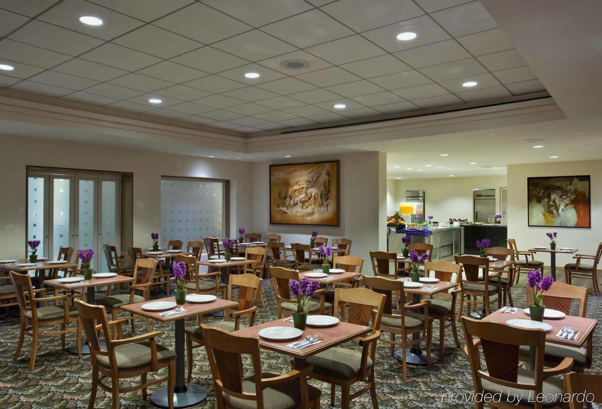 Four Points By Sheraton Galerias Monterrey Luaran gambar The Club at Newark Airport